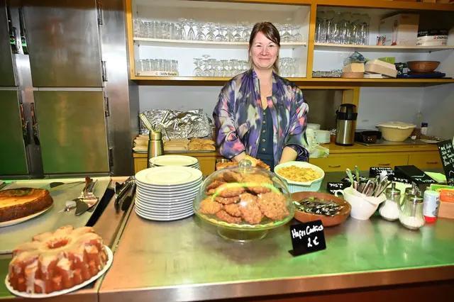Die Besucher konnten sich bei "Mitti" mit einer Tasse Kaffee und Kuchen stärken