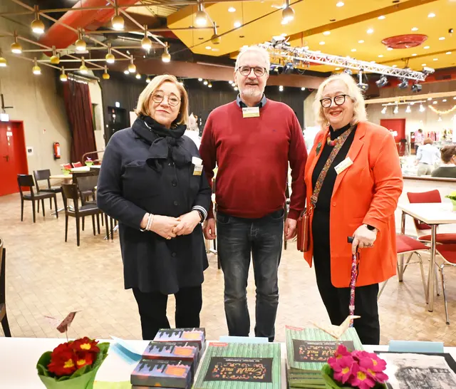 Der neue „alte“ Vorstand beim Kunsthandwerkermarkt im Freizeitheim Döhren. v.l. Maria Hesse, Dr. Christian Vogel und Uta Meyer-Herder