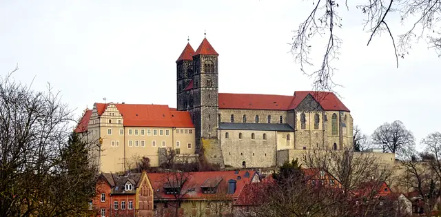 Blick von der Brühlstraße auf die Stiftskirche St. Servatii
