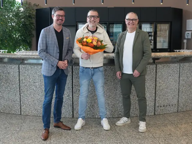 Kulturamtsleiter Uwe Wagner (links) und Bürgermeister Michael Wörle (rechts) begrüßen Tobias Emminger vom Ofenhaus Catering als neuen Caterer in der Stadthalle Gersthofen. | Foto: Stadt Gersthofen