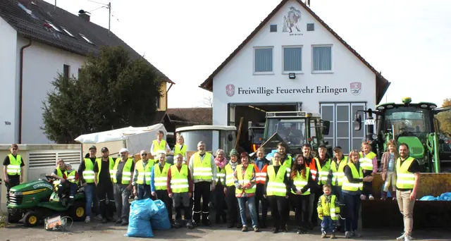 Eine große Anzahl mit Abfall prall gefüllter Plastiksäcke mit achtlos weggeworfenem Unrat und Müll wurde von 35 engagierten Erlinger Bürgern mit ihren Kindern sowie den Aktionsinitiatoren Rudolf Helfert (vordere Reihe, achter von links) und Patrick Gerblinger (vorne rechts) in den Fluren rund um den Meitinger Ortsteil aufgelesen und zum örtlichen Wertstoffhof transportiert. | Foto: Peter Heider