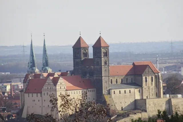 Blick von der Altenburg auf die Stiftskirche St. Servatii und Schlossmuseum