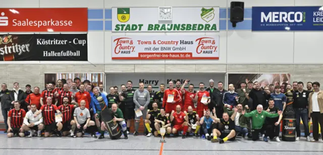 Alle 8 Mannschaften stellten sich dem Turnier-Fotograf Wolfgang Kubak zum Erinnerungsfoto. | Foto: Fotos: Wolfgang Kubak
