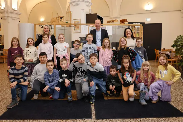 Landrat Martin Sailer mit einer der Gewinnerklassen, der Klasse 2 c der Grundschule Gablingen, des Mal- und Bastelwettbewerbs des Landkreises Augsburg. | Foto: Julia Pietsch