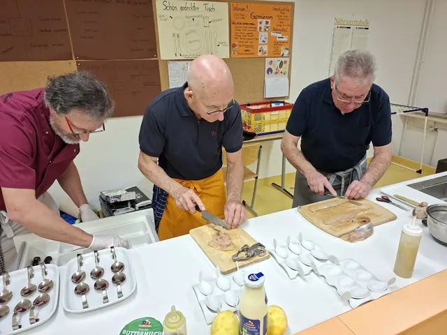 Dr. Alois Moosmüller, Klaus Hill und Karl Rupp bereiten das köstliche Amuse Gueule vor (von links). | Foto: Otto Killensberger