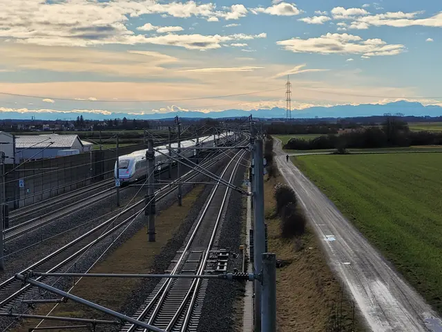 Wanderweg nach Süden von der Kissinger Bahnbrücke aus mit Zugspitze (ganz rechts) | Foto: Dr. Hubert Raab