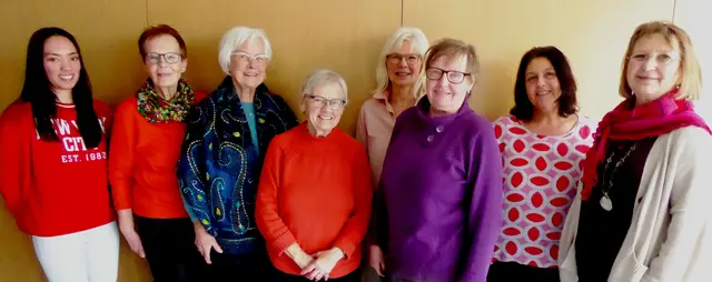 Derzeitige Helferinnen bei einem Abstimmungsgespräch mit (rechts) Petra-Maria Knell. Von links. Shaira Lobrio-Schneider, Ingrid Kwyk, Irene Backhaus, Hildegard Bienhaus, Angela Hofmann, Marianne Bienhaus und Pietrina Siebott.