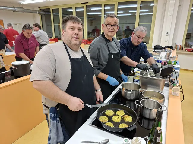 Von links: Johannes Schuster, Jürgen Rohm und Artur Silva beim Knusprig Backen der Nudel-Chips. | Foto: Klaus Hill