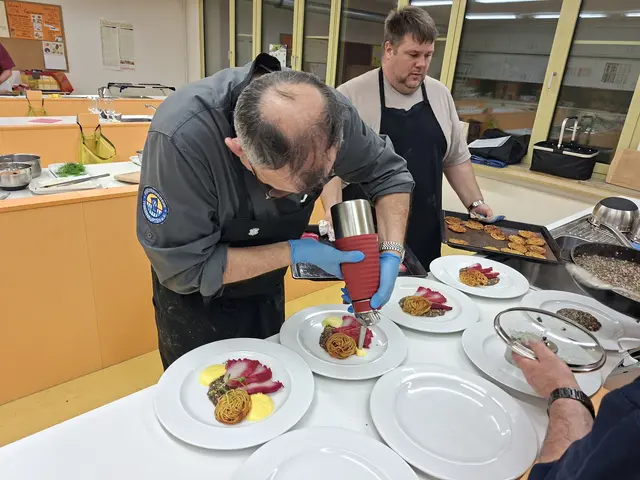 Der Teller ist fast fertig - nur noch den Zitronen-Spuma,den spritzt gerade Jürgen Rohm auf den Teller und die Deko. Johannes Steichel hat seine Nudelrösti zum Anrichten fertig. | Foto: Otto Killensberger