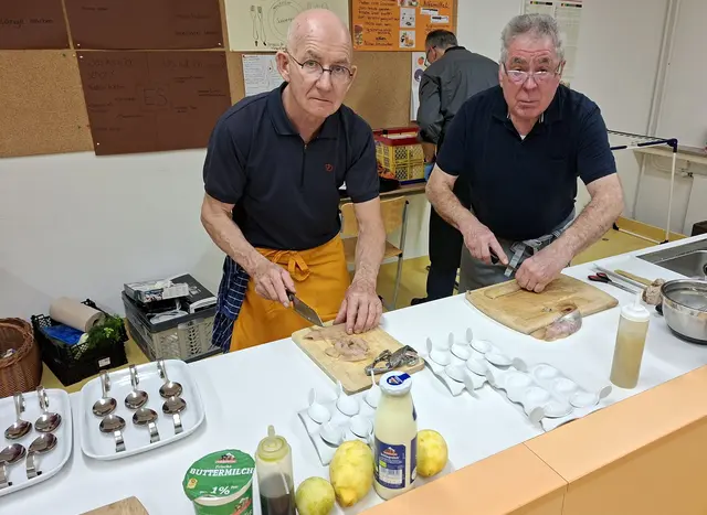 Karl Rupp (rechts) und Klaus Hill bereiten das Amuse-Guele vor. Filetieren und in mundgerechte Stücke schneiden der gebeizten Fischfilets. | Foto: Otto Killensberger