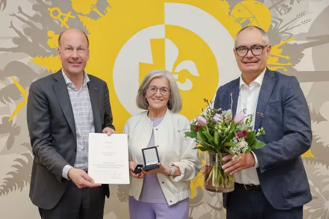 Landrat Martin Sailer (links) und Gersthofens Erster Bürgermeister Michael Wörle überreichten die Auszeichnung und Blumen an Ilona Kramer. | Foto: Julia Pietsch