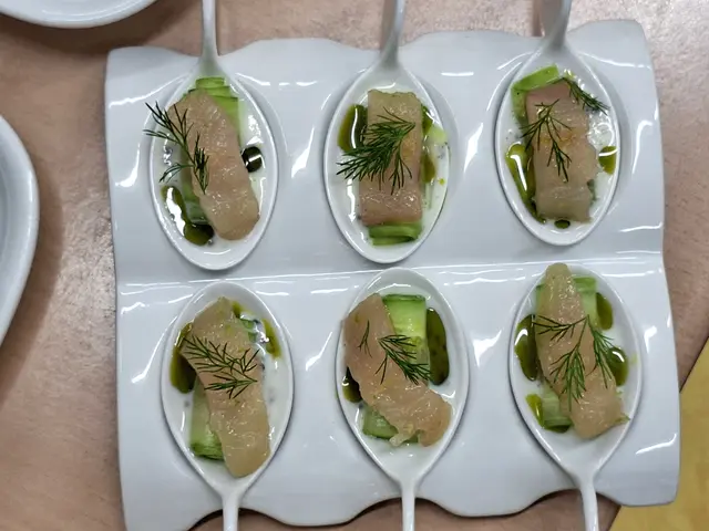 Fisch auf Gurkenstreifen mit Kräuteröl und Dill - ein raffinierter Gabel(Löffel)bissen. | Foto: Otto Killensberger