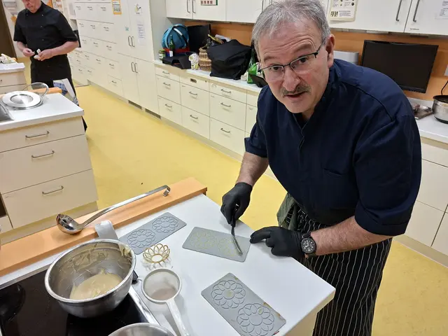 Die Hippen wurden in diesen filigranen Silikonformen gebacken und geformt. Artur Silva hat sich dieser Arbeit angenommen und perfekt gemacht. | Foto: Otto Killensberger