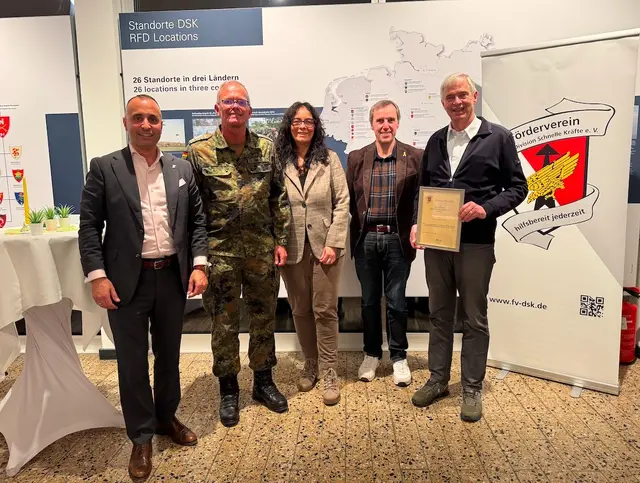 Der Stv. Vorsitzender Marcello Camerin, der Vorsitzende Martin Würz, die Schriftführerin Gabriele Schmidtberger, der Schatzmeister: Thorsten Schäfer und der neue Ehrenvorsitzende Frank Hille stellen sich dem Fotografen. (von links nach rechts) 
Es fehlt Geschäftsführerin: Franziska Votteler (in beruflich bedingter Abwesenheit) | Foto: Hauptmann Martin Würz 