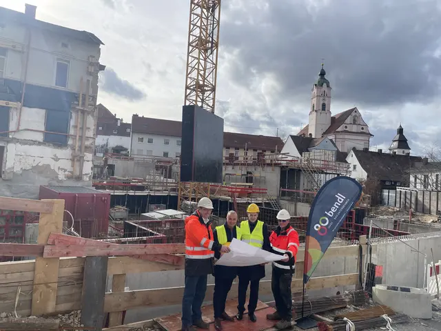 Die Projektpartner überzeugen sich bei der gemeinsamen Besichtigung der Baustelle am künftigen VR-Campus vom Baufortschritt. | Foto: Michael Lindner/ Stadt Günzburg
