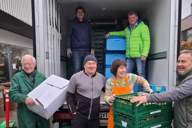 Bildunterschrift: Dienstag 10:00 Uhr, das Fahrerteam entlädt das Kühlfahrzeug, links Teamleiter Ausgabestelle Burgau Fred Fuhrmann und Ursula Imminger (Mitte) Teamleiterin Tafel Günzburg  | Foto: Mathias Abel Caritasverband