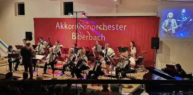 Circa 10 Kilogramm wiegt so ein Akkordeon – also schon ein schweres Instrument, deshalb auch die Schultergurte. Wenn es im Stehen gespielt wird, hängt es nur an den Schultern, die Hände müssen ja frei beweglich bleiben. Ein faszinierendes Instrument, das in den 1820er Jahren als „Accordion“ von Cyrill Demian in Wien als Patent angemeldet wurde.
 | Foto: Akkordeonorchester Biberbach