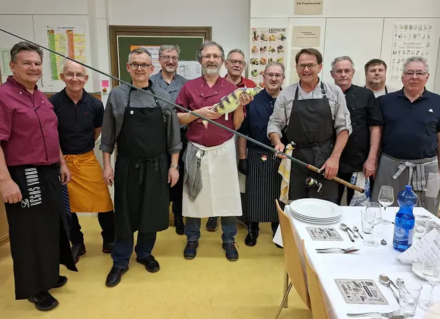 Der Wertinger Männer-Koch-Club, die in der Hauptschulküche in Wertingen ihre VHS Kochabende durchführen. Dr. Alois Moosmüller und Dr. Roland Ziegler zeigen Atribute des Koch-Themas des Abends. | Foto: Otto Killensberger