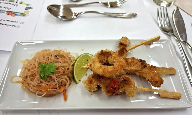 da bekommt man doch Lust aufs Essen. Glasnudelsalat mit Kimchi und delikate Fischstäbchen - Kaptiän Iglo würde vor Neid erblassen. | Foto: Otto Killensberger