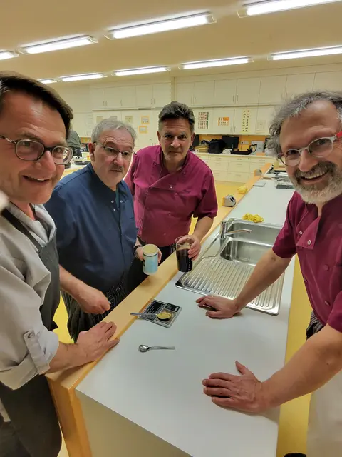 Vier Spezialisten des Kochabends die das Menü des Abends zusammenstellten. (von links) Dr. Roland Ziegler, Artur Silva, Ralf Hausbalk und Dr. Alois Moosmüller.