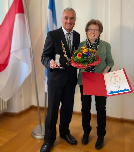 Mit der Goldenen Plakette der Stadt Günzburg für ihre Verdienste im Ehrenamt wurde Ilse Großklaß von Oberbürgermeister Gerhard Jauernig geehrt. | Foto: Michael Lindner/ Stadt Günzburg