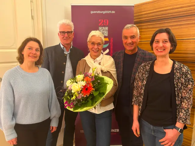 Blumen zum Abschied für Claudia Knoll überreichte ihr OB Gerhard Jauernig im Beisein von Karin Scheuermann (städtische Geschäftsführerin Günzburg 2029 GmbH), Martin Richter-Liebald (Geschäftsführer der Bayern LGS GmbH) und Nachfolgerin Marion Voß. | Foto: LGS Günzburg
