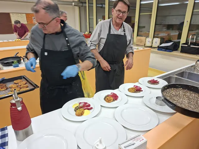 Anrichten - der lauwarme Dorsch (Skrei) wartet auf die Linsen die noch in der Pfanne sind. Jürgen Rohm und rechts Dr. Roland Ziegler. | Foto: Otto Killensberger