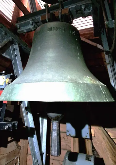 unter Glocke mit der Inschrift:
DAS WORT GOTTES BLEIBT IN EWIGKEIT