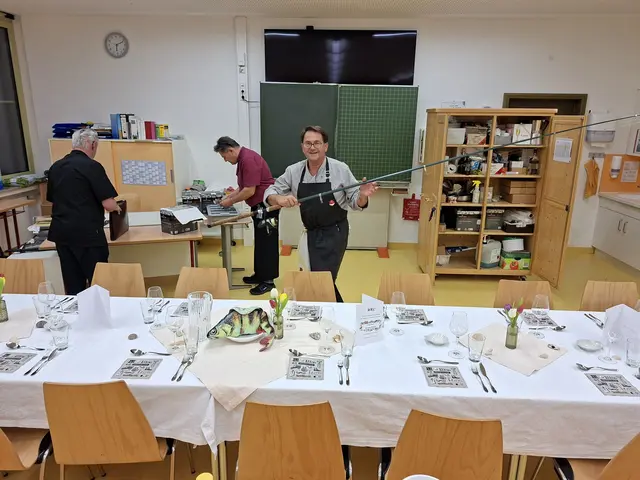 Mit dieser Angel, die Roland Ziegler zur Deko mitbrachte, wurde der Fisch auch nur Dekofür die Tafel, nicht gefangen. Im Hintergrund (rechts) Ralf Hausbalk der den Tisch deckte. | Foto: Otto Killensberger