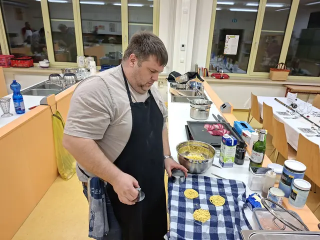 Johannes Schuster bereitet die Nudeln zum Ausbacken vor. | Foto: Otto Killensberger
