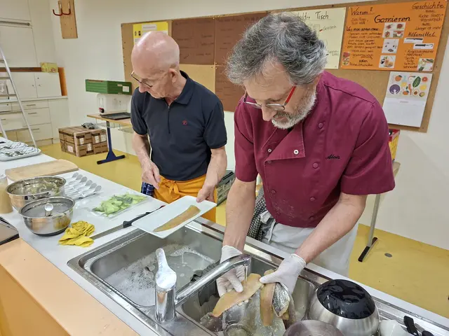 Fischfilets waschen und trocken tupfen, dann gehts weiter. Klaus Hill (links) unterstützt dabei Dr. Alois Moosmüller. | Foto: Otto Killensberger