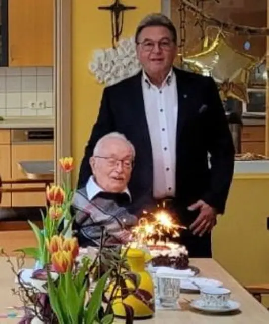 Reinhold Dempf (hinten) gratuliert Udo Werth persönlich zum 90. Geburtstag. | Foto: Privat