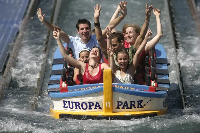 Spritziger Start in die Freizeitpark-Saison mit der Wasserachterbahn Poseidon. | Foto: Europa-Park
