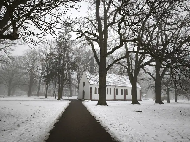 Der Stadtpark im Nebel: Hier die alte Kapelle | Foto: Shima Mahi