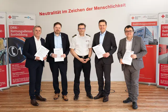 Nach der Unterzeichnung der Kooperationsvereinbarung: (v.li.) Johann Härtling (Vorstand DRK-Kreisverband Unna), Daniel Wilms (Vorstand DRK-Kreisverband Lünen), René Wauro (Kreisbrandmeister im Kreis Unna), Dr. Hasan Sürgit (Vorstand DRK-Landesverband Westfalen-Lippe), Fred Weingardt (Kreisgeschäftsführer DRK-Kreisverband Dortmund) | Foto: Jonas Westermeyer / DRK-Landesverband Westfalen-Lippe