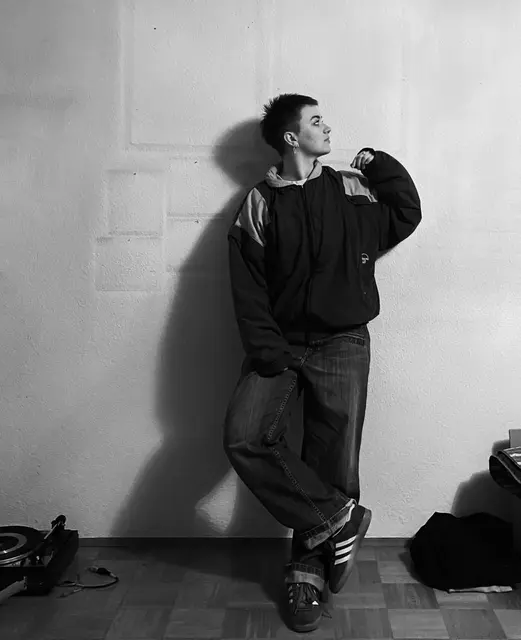 Tonis Musik ist geprägt von Folk Nuancen und modernen Indie Echos. | Foto: Henriette Fritzsche