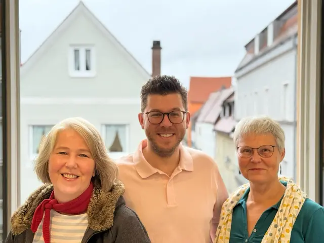 Friedberg soll atmen statt schwitzen: (von links) Stadtrats-Kandidatin Antje Prillwitz, Bürgermeister-Kandidat Egon Stamp, Stadtrats-Kandidatin Eva Bahner  | Foto: Bea Stamp