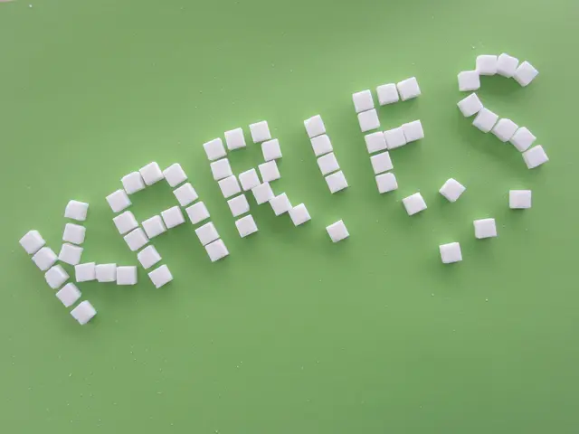 Würfelzucker ist deutlich als Zucker erkennbar; Zucker versteckt sich aber auch in Softdrinks und Fertiggerichten
 | Foto: KZV Hessen