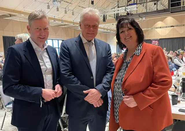Bayerns Macher in Neusäß – Sabine Höchtl-Scheel und Richard Greiner konnten Bundeslandwirtschaftsminister Alois Rainer in der Neusäßer Stadthallte begrüßen.