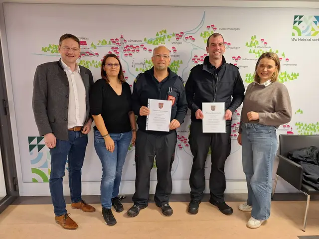 Landrat Hans Reichhart, Sabrina Brenner, Markus Link, Mathias Vogel und Landtagsabgeordnete Jenny Schack bei der Ernennung der neuen Örtlichen Einsatzleiter.  | Foto: Johannes Bauer / Landratsamt Günzburg