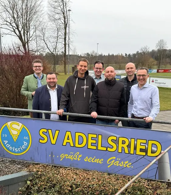 Vorstand Joachim Wiech freut sich zusammen mit den engagierten Handwerkern Dennis Kleinheinz, Dominik Bissinger und Thomas Steiner über die neue Heizung und die mobilisierten Fördermittel - Bürgermeister Bernhard und 3. Bürgermeister Mohr sowie Kreisrat Ludwig Lenzgeiger hatten die Bemühungen unterstützt.