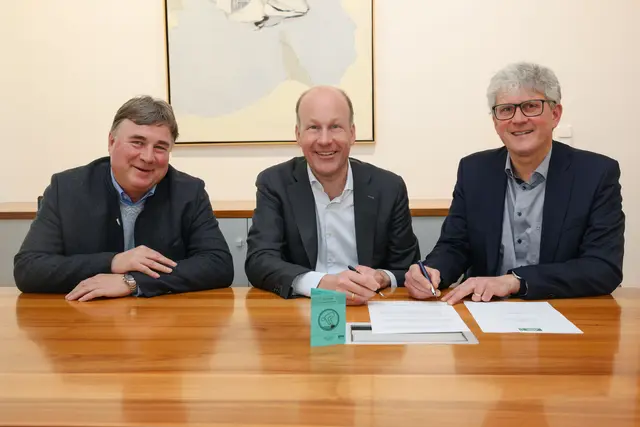 Kürzlich unterzeichneten Landrat Martin Sailer (Mitte) und Direktor Alfred Heigl von der AOK Bayern (rechts), begleitet von Werner Ziegelmeier, Vorsitzender des AOK Beirats (links), den diesjährigen Kooperationsvertrag für die Schulschwimmwoche, die auch in diesem Jahr kurz vor den Sommerferien stattfinden wird. | Foto: Julia Pietsch