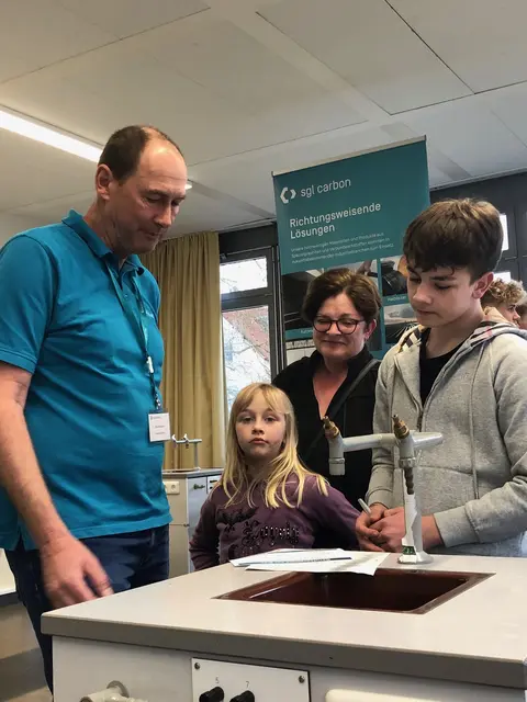 Foto: Uwe Moderer, Leiter der SGL-Lehrwerkstatt, im Gespräch mit einem interessierten Schüler beim BIT an der Mittelschule Meitingen.
