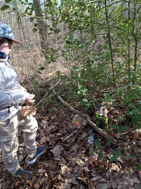 Die Kinder finden die Malerwekstatt im Bestand ganz versteckt | Foto: Winfried Gehrke