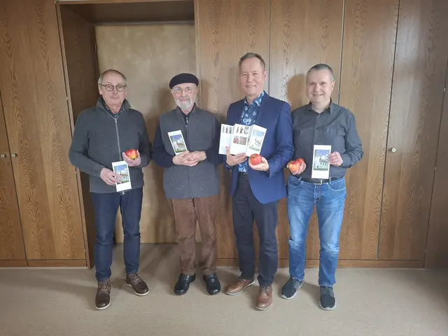 Museumsreferent Cornelius Brandelik, Pfarrer Alois Roßmanith, Bürgermeister Willy Lehmeier und Stadtarchivar Dr. Johannes Mordstein präsentieren den Flyer über die Schlosskapelle Hohenreichen. Die Hohenreichener Bio-Äpfel sind Geschenke von Pfarrer Roßmanith. | Foto: Cornelius Brandelik