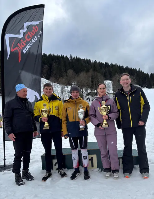 : Hans Komm (BLSV Kreis Günzburg, links) und Landrat Hans Reichhart (rechts) mit den Kreismeistern Tom Schindler Michael Bigelmayr und Julia Haage.  | Foto: Sandra Sittenberger / Skiclub Günzburg 