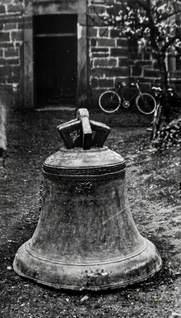Die Glocke aus dem Sumpf 1482 - nachdem sie 1925 einen Sprung bekam und dienstufähig geworden war, ist sie verschwunden.-keiner weis wo so verblieben ist.