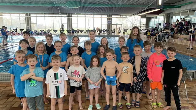 Die kleinen und großen Stadtberger Schwimmer bei den Bezirkszwergen bzw. Regionalen Bestenkämpfen Nord