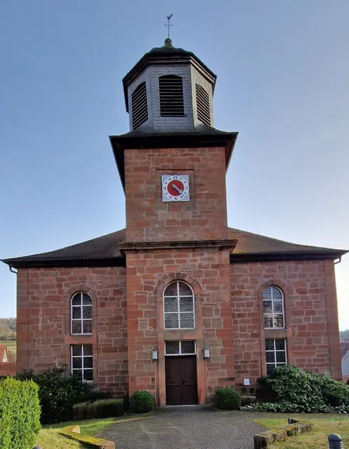 Kirche Wollmar: Klassizistischer Quersaal mit eingestelltem Turm an der westl. Längsseite, 1827/28 von Landbaumeister N. E. Arend, wohl nach einem Entwurf von J. C. Rudolph oder J. F. Matthei