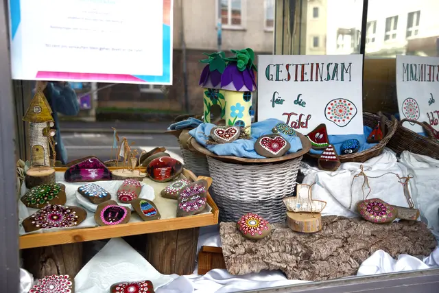 Im Schaufenster der Marburger Tafel:
Gesteinsam" nennt sich die Aktion von Line (16 Jahre) und Paula (12 Jahre), die bunt bemalte Steine verkauften und das Geld als Spende der Tafel zukommen ließen.